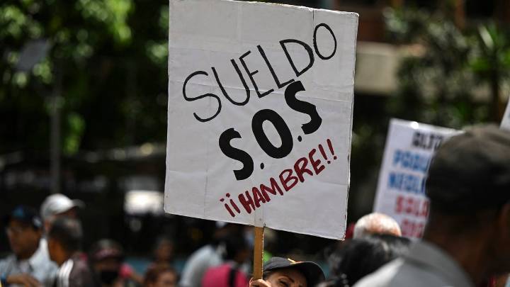 Maestros venezolanos comienzan a recibir miserables aguinaldos a dos meses del fin de año