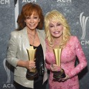 Reba McEntire on Dolly Parton's Health, AI "Dying" Photo