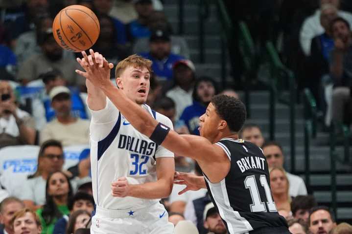 Watch Cooper Flagg score his 1st regular season points in the NBA 