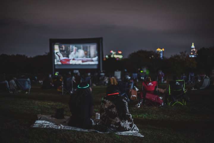 Halloween: noche de cine y dulces bajo las estrellas en Dix Park