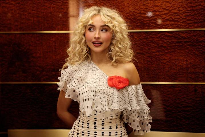 Watch Sabrina Carpenter Channel (a Slightly More Delusional) Carrie Bradshaw in ‘SNL’ Promo