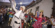 El Carnaval de Negros y Blancos Llena de Color y Alegría las Calles de Cali.