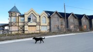Conmoción en El Chaltén: encontraron un muerto dentro de un hotel de la familia Kirchner que está ocupado ilegalmente