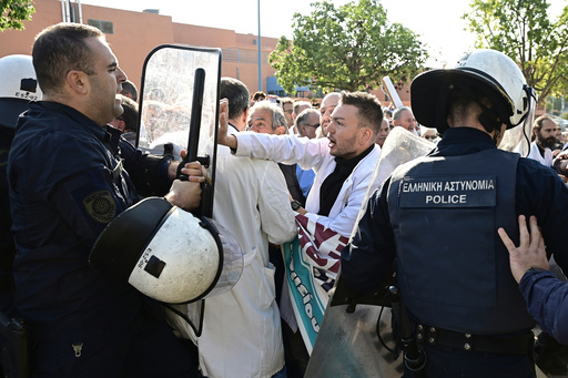 Médicos y policía se enfrentan en hospital de Atenas durante visita de primer ministro