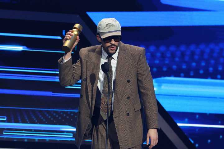 Bad Bunny hace historia con 11 premios en los Latin Billboard 2025