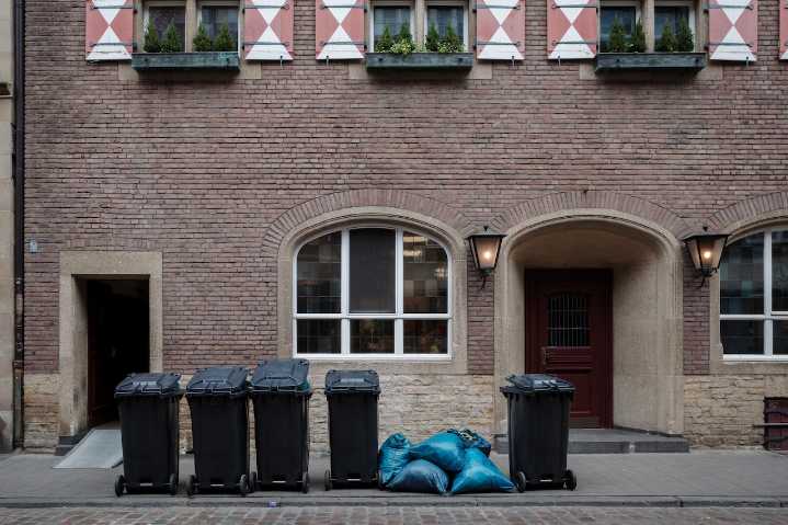 Dear Annie: Neighbor’s trash, clutter is spoiling my view