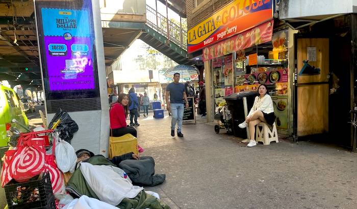 Roosevelt Avenue abandonada por políticos