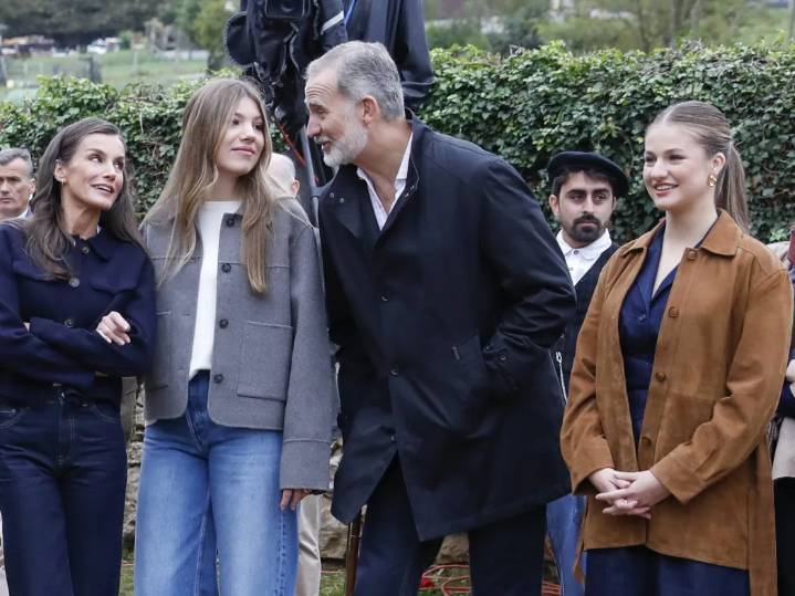 Premios Princesa de Asturias, versión sport: la reina Letizia, con maxiplataformas, y la princesa Leonor, con la chaqueta de ante perfecta, visitan Valdesoto, pueblo ejemplar 2025