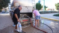 Duchas con barreños y colas con garrafas: así se vive sin agua potable