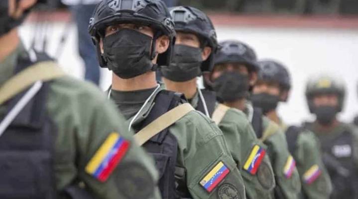 Maduro ordena ejercicios militares en barriadas de Venezuela