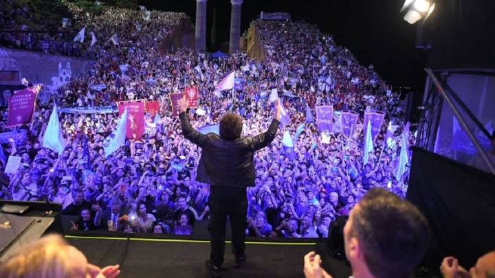 En medio de cambios en su gabinete, Milei cerró la campaña en Rosario con amplio despliegue de custodia