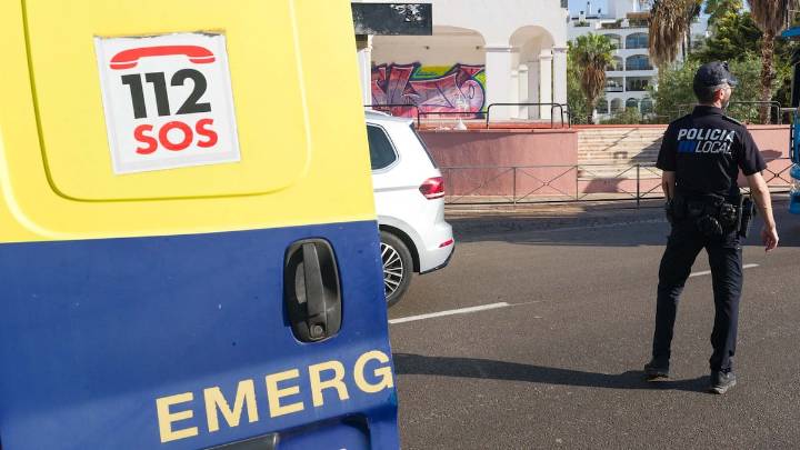 Un hombre y su perro encuentran un pie en una turística playa de Ibiza