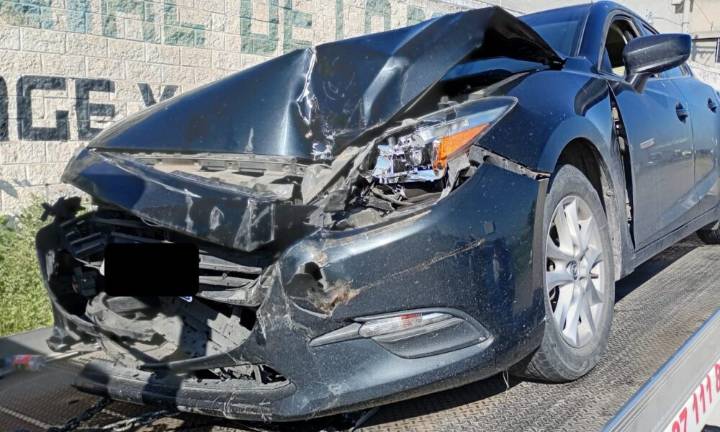 Automovilista se estrella contra caja de tracto en la federal 57