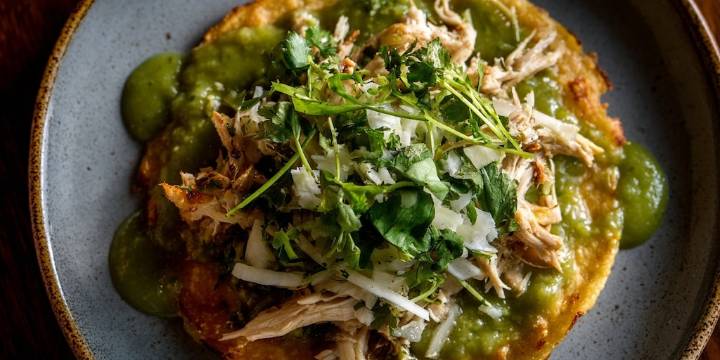 Cómo hacer tostadas de pollo en salsa verde de calabaza en seis sencillos pasos