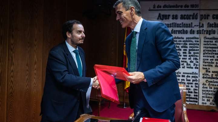 Una metralla de preguntas sin respuesta y la oferta de "un careo" con Aldama y Ábalos: el tenso 'tercer grado' del PP a Sánchez