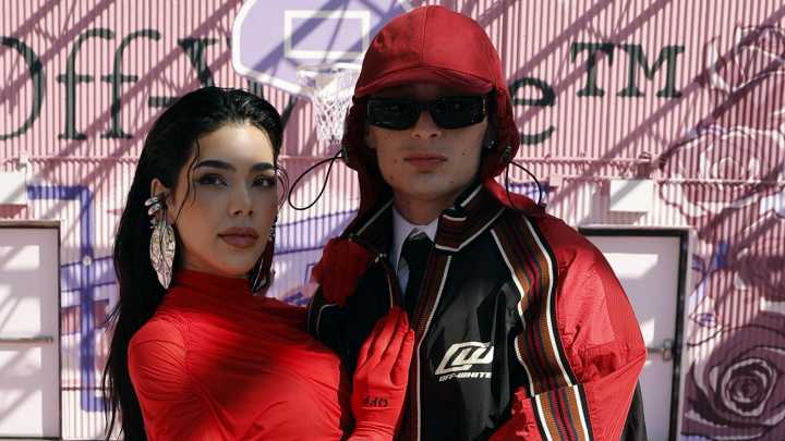 Peso Pluma Recibe Jersey de Oro de 14 K en Las Vegas, De Manos de Un Fan