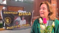 La Insurgencia llegó hasta la casa de Dina Boluarte para regalarle flores blancas: “Es una chola de hierro” [VIDEO]