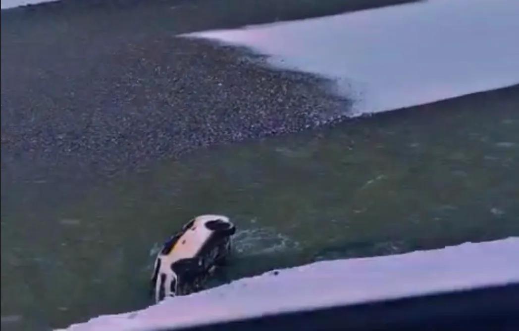 Six injured as cab plunges into river near Drass