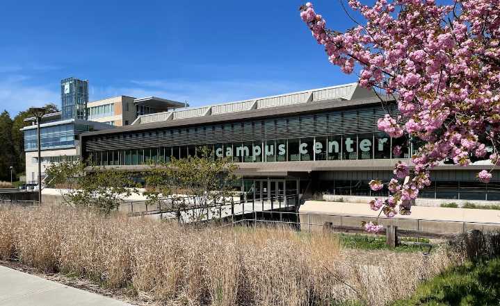 Las universidades enfrentan una ‘difícil realidad’ tras los recortes a las instituciones que atienden a hispanos