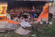 Conductor en estado de ebriedad deja daños materiales por 200 mil pesos, tras chocar contra un negocio y dos vehículos en Bacalar