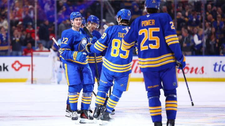 Quinn gets 3 points, Sabres end Red Wings’ 5
