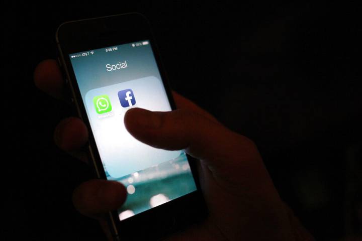 Meta cede a la presión del gobierno y elimina una página de Facebook que rastreaba al ICE en Chicago