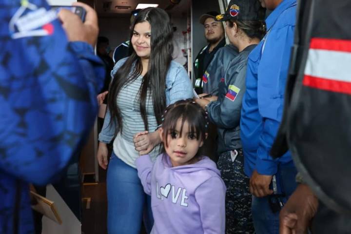 Una niña "secuestrada" retorna al país desde EEUU en vuelo de deportación de migrantes