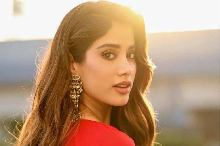 Janhvi Kapoor reads a poem written by her for mother Sridevi