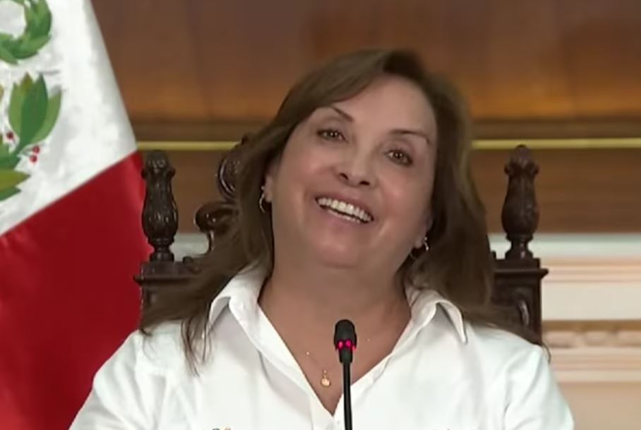 Dina sí podrá salir del país