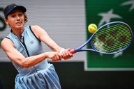 Cristina Bucsa arrasa en su debut y avanza a octavos en Hong Kong