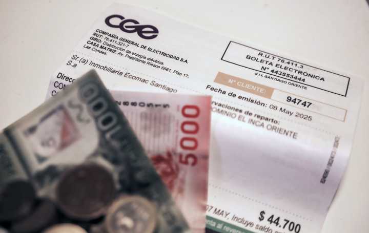Comisión Nacional de Energía detecta error en las cuentas de luz: “El IPC se aplicó dos veces”, explica experto