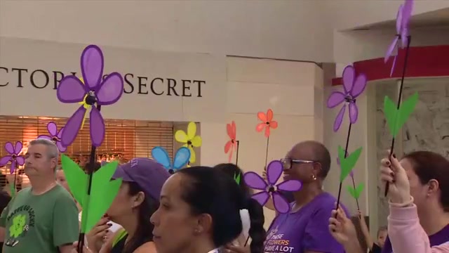 Dozens walk to raise Alzheimer’s awareness and funds at Miami International Mall