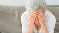 Estafadores le hacen creer a una anciana de 86 años que sus ahorros están en peligro y le roban 700.000 dólares: el banco enfrenta una demanda