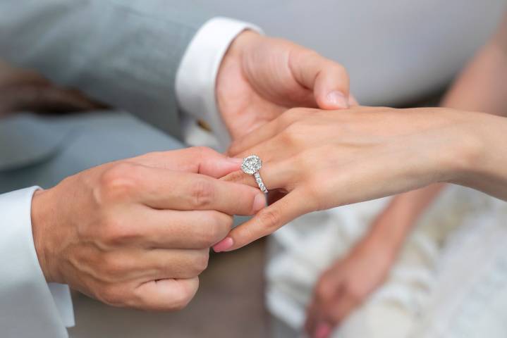 Woman Calls Off Engagement after Fiancé Gambled with Her Grandmother’s Ring
