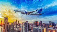 United Airlines Pilot Injured After High-Altitude Debris Cracks Windshield