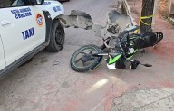 CHOQUE DE MOTOCICLETA Y TAXI, CON UNA PERSONA LESIONADA
