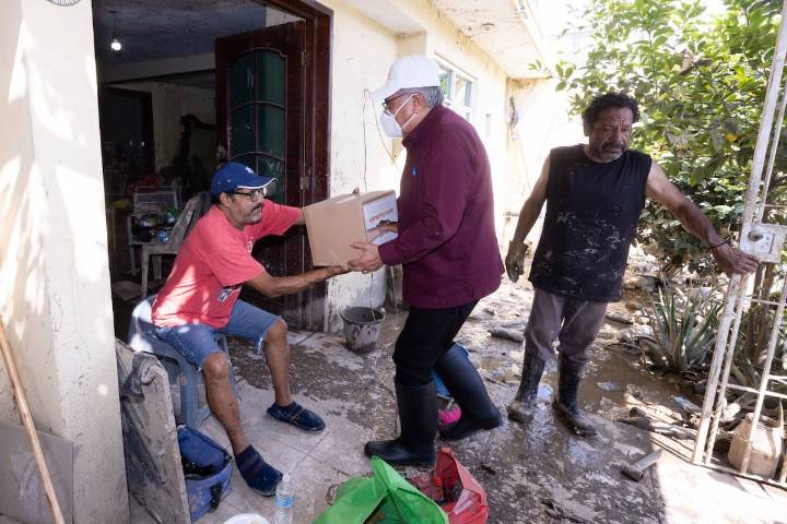 SNTE moviliza solidaridad; entrega 25 mil despensas a damnificados por lluvias en Veracruz e Hidalgo