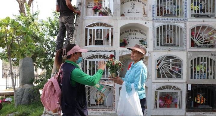 Piura: Recomiendan usar arena húmeda para prevenir el dengue durante visitas a cementerios