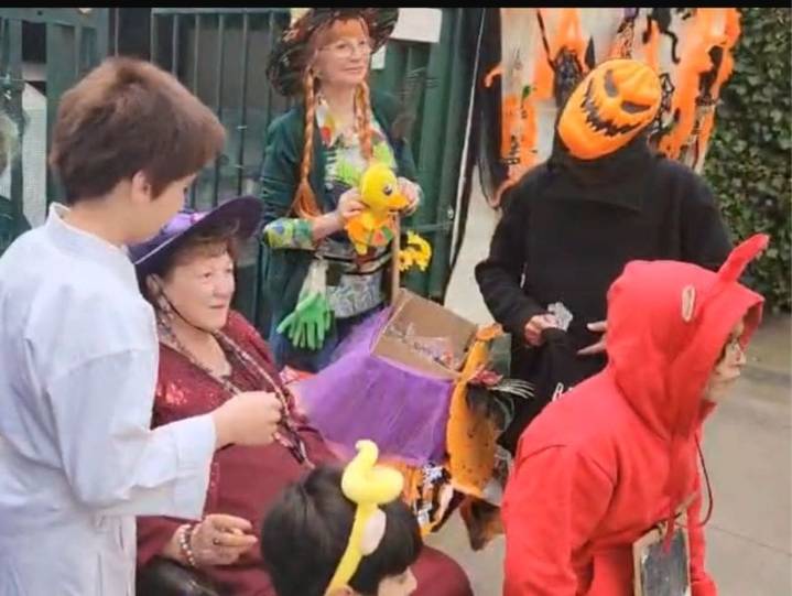 La bruja de Chile: el especial video de la “Tía Yoli” repartiendo dulces disfrazada en Halloween 2025