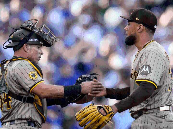 Playoffs de MLB: Robert Suárez selló la victoria de los Padres de San Diego, iguala la Serie de Comodín ante Cachorros de Chicago