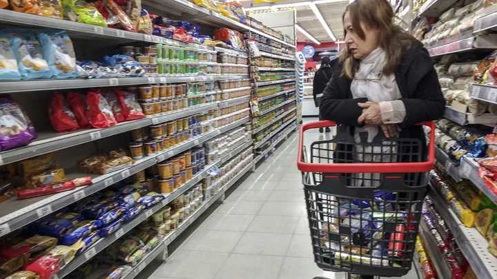 Los argentinos suman deudas y compran menos en supermercados