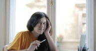 Cómo evitar el dolor de cabeza vinculado al uso excesivo de pantallas, según neuróloga