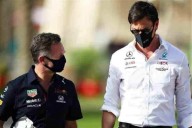 Extraña Wolff al 'villano' Horner en el paddock