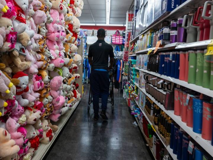 U.S. economy showing signs of strain, even without data