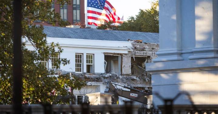 (FOTOS) Trump demuele Ala Este de la Casa Blanca por completo para construir su salón de baile