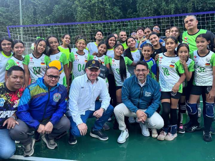 Entregan dos canchas deportivas rehabilitadas en urbanización El Encanto