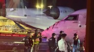 Dos aviones regionales chocan en el aeropuerto LaGuardia y un ala se estrella contra la ventana de una de las cabinas