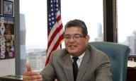 Exjuez latino de Chicago presidirá comisión para vigilar “excesos” de agentes migratorios