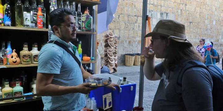 Llena cabildo de ambulantes la periferia de panteones