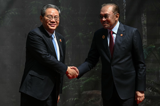 El primer ministro de Malasia pide diálogo en lugar de coerción en la cumbre de Asia Oriental